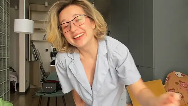 Lilith lutherlow online show from March 26, 2026, 12:14 pm