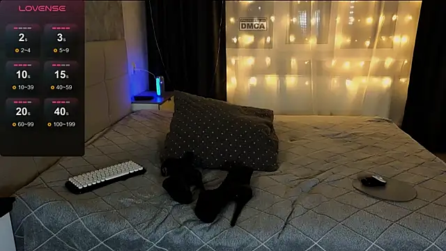 Snapshot of RoxieCrash chatting on November 11, 2025, 5:30 pm RoxieCrash online show from November 11, 2025, 5:30 pm