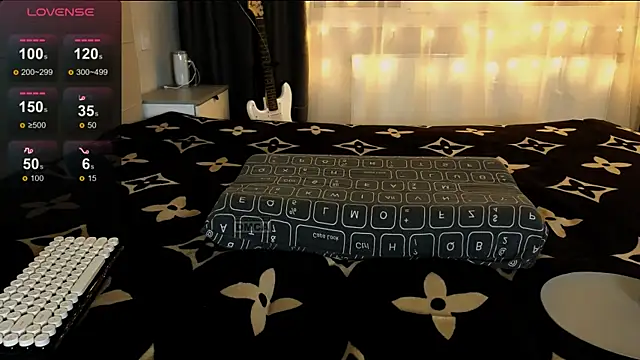 Snapshot of RoxieCrash chatting on November 30, 2025, 5:47 pm RoxieCrash online show from November 30, 2025, 5:47 pm