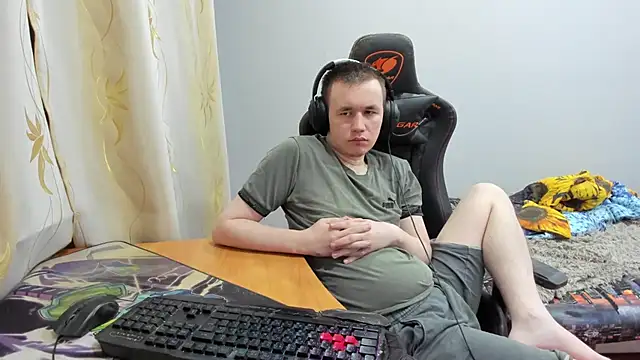 iliaskrislove online show from October 26, 2025, 7:47 pm