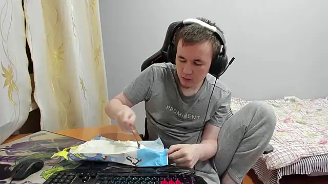 iliaskrislove online show from November 28, 2025, 10:54 pm