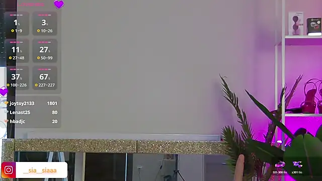 ArianaArianna online show from May 11, 2026, 4:04 pm
