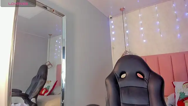 Snapshot of SUNNYCYRUS chatting on December 17, 2025, 12:32 pm SUNNYCYRUS online show from December 17, 2025, 12:32 pm