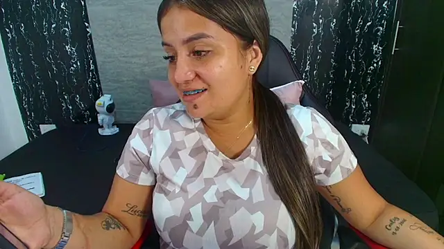 Snapshot of evelin_999_ chatting on November 7, 2025, 10:46 pm evelin 999 online show from November 7, 2025, 10:46 pm