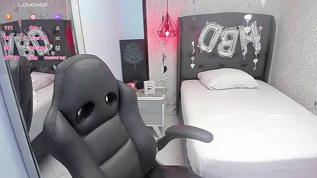 SUZETMONACO online show from November 22, 2025, 7:35 pm