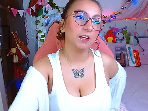 Snapshot of Littlerouse_ chatting on August 1, 2026, 8:45 am Littlerouse online show from August 1, 2026, 8:45 am