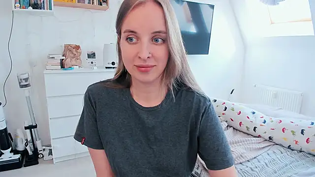 Snapshot of violet_blue_eyes chatting on May 6, 2026, 1:26 pm violet blue eyes online show from May 6, 2026, 1:26 pm