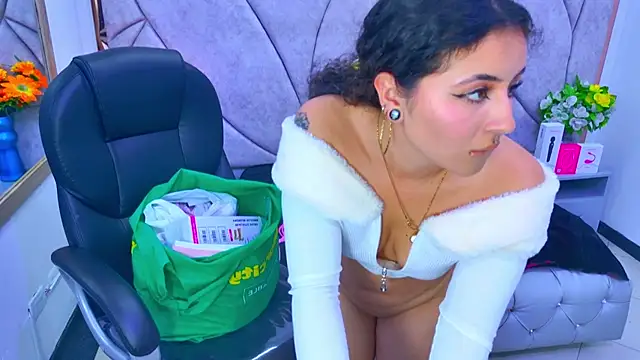 Snapshot of celeste_blue69 chatting on December 14, 2025, 4:40 am celeste blue69 online show from December 14, 2025, 4:40 am