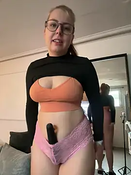 Snapshot of Livewithlucy chatting on February 6, 2025, 8:29 am Livewithlucy online show from February 6, 2025, 8:29 am