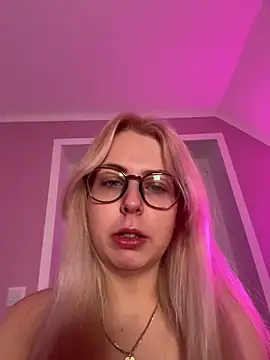 Snapshot of Livewithlucy chatting on December 17, 2025, 7:35 am Livewithlucy online show from December 17, 2025, 7:35 am