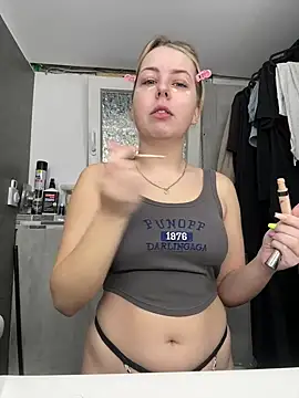 Snapshot of Livewithlucy chatting on March 9, 2025, 9:57 am Livewithlucy online show from March 9, 2025, 9:57 am