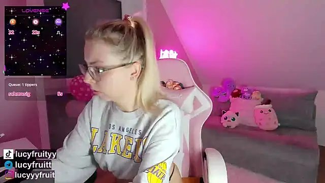 Snapshot of Livewithlucy chatting on November 7, 2025, 11:37 am Livewithlucy online show from November 7, 2025, 11:37 am