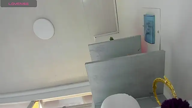 Cherllynn online show from December 2, 2025, 2:41 pm