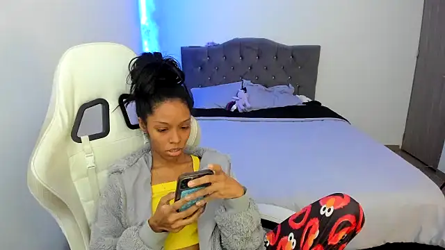 Crystal florez24 online show from November 17, 2025, 10:03 pm