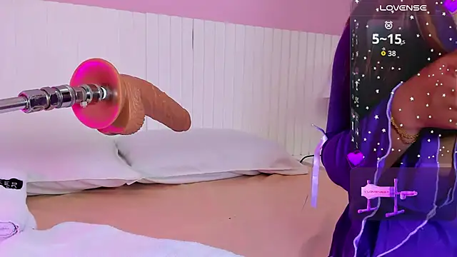 issie cute online show from December 17, 2025, 8:14 pm