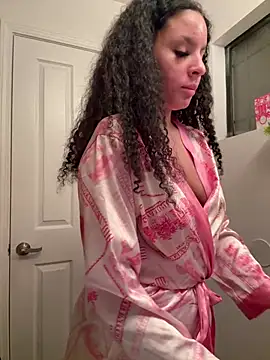 Snapshot of thatonelightskinn chatting on February 25, 2025, 4:46 am thatonelightskinn online show from February 25, 2025, 4:46 am