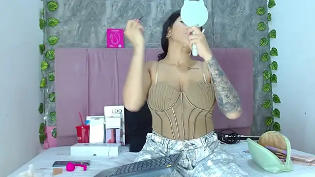 anitacorreahotcm101 online show from April 4, 2026, 7:53 pm