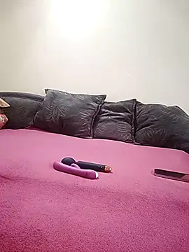 vika2323 online show from December 3, 2025, 8:47 am