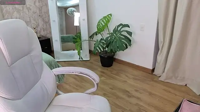 Snapshot of loly_marce chatting on November 24, 2025, 8:31 pm loly marce online show from November 24, 2025, 8:31 pm