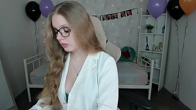 Polly  Cutie online show from November 4, 2025, 5:33 am