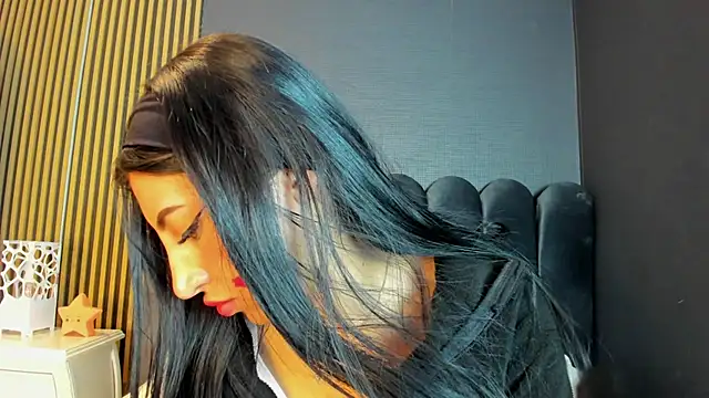 Nicolette ks  online show from April 9, 2026, 4:47 am