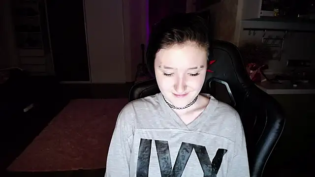 Snapshot of Kira_Bakker chatting on February 26, 2025, 10:04 pm Kira Bakker online show from February 26, 2025, 10:04 pm