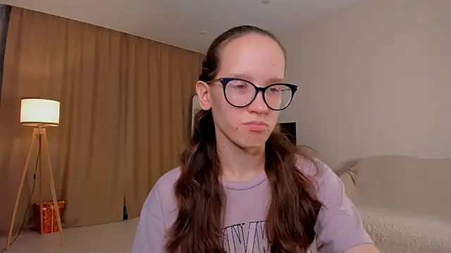 BettyBrowni online show from September 30, 2025, 4:13 pm