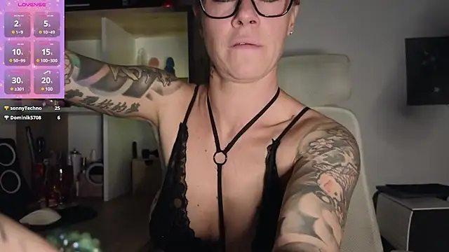 Snapshot of Tatjana_Sue chatting on February 2, 2025, 6:31 pm Tatjana Sue online show from February 2, 2025, 6:31 pm