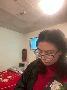 Snapshot of Lucrecia_33 chatting on February 5, 2026, 1:12 am Lucrecia 33 online show from February 5, 2026, 1:12 am