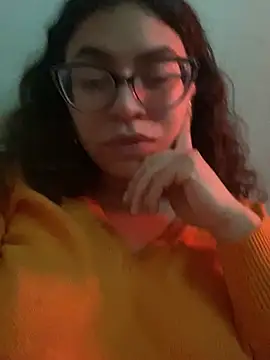 Snapshot of Lucrecia_33 chatting on February 2, 2026, 6:23 am Lucrecia 33 online show from February 2, 2026, 6:23 am