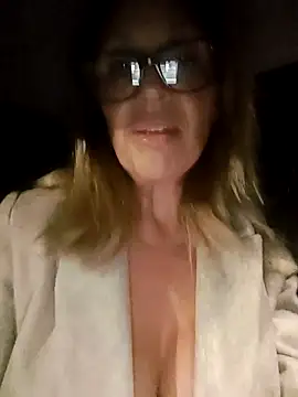 Snapshot of JasmineNoir2 chatting on October 21, 2025, 8:52 pm JasmineNoir2 online show from October 21, 2025, 8:52 pm