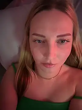 Snapshot of Aleksandrakis chatting on December 2, 2025, 8:32 pm Aleksandrakis online show from December 2, 2025, 8:32 pm