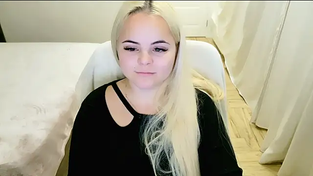 Snapshot of lovely-eyes chatting on March 18, 2025, 9:43 pm lovely-eyes online show from March 18, 2025, 9:43 pm