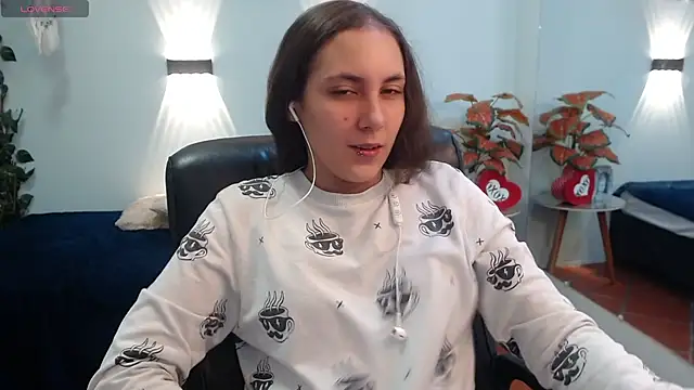 xlunna online show from October 18, 2025, 2:19 pm