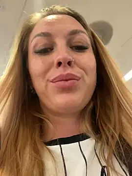 Snapshot of Sweet___Emily chatting on March 17, 2025, 2:23 pm Sweet Emily online show from March 17, 2025, 2:23 pm