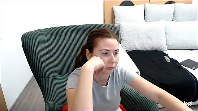 VioletaFlower7 online show from September 14, 2025, 8:09 pm