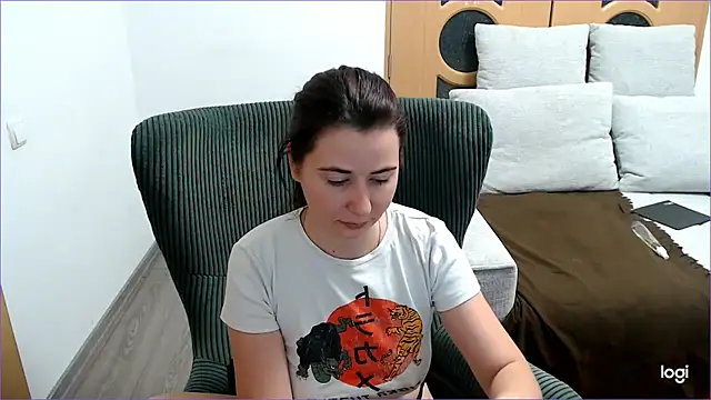 VioletaFlower7 online show from November 12, 2025, 9:07 pm