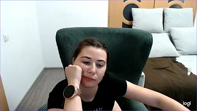 VioletaFlower7 online show from October 28, 2025, 10:20 pm