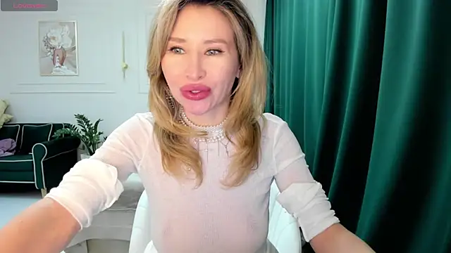 Snapshot of Jolie_Ozolla chatting on February 18, 2025, 1:33 pm Jolie Ozolla online show from February 18, 2025, 1:33 pm