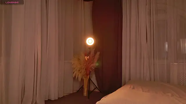 EmiliaDreams online show from November 6, 2025, 4:33 pm