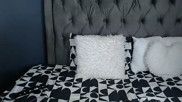 LOYAL SASHA online show from November 14, 2025, 5:05 pm