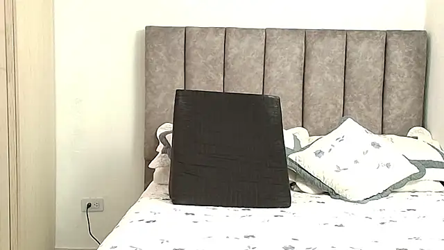 Snapshot of karina_lewis_ chatting on July 19, 2026, 6:00 am karina lewis online show from July 19, 2026, 6:00 am