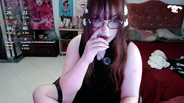 Snapshot of Avril2001 chatting on December 21, 2025, 4:36 am Avril2001 online show from December 21, 2025, 4:36 am