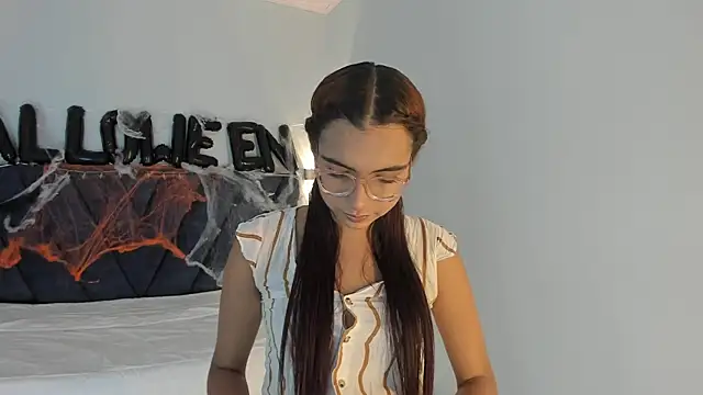 sara saenz99 online show from October 21, 2025, 8:08 pm