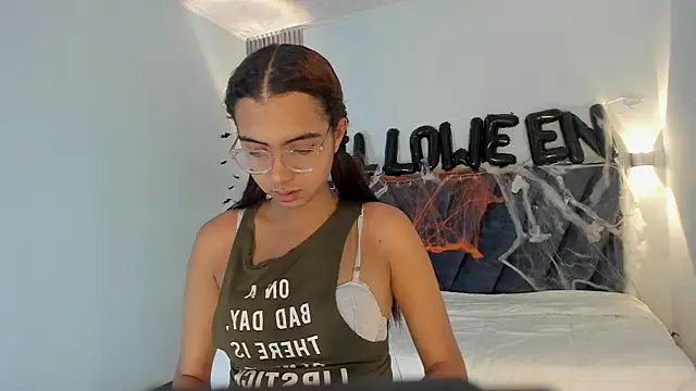 sara saenz99 online show from October 24, 2025, 8:08 pm