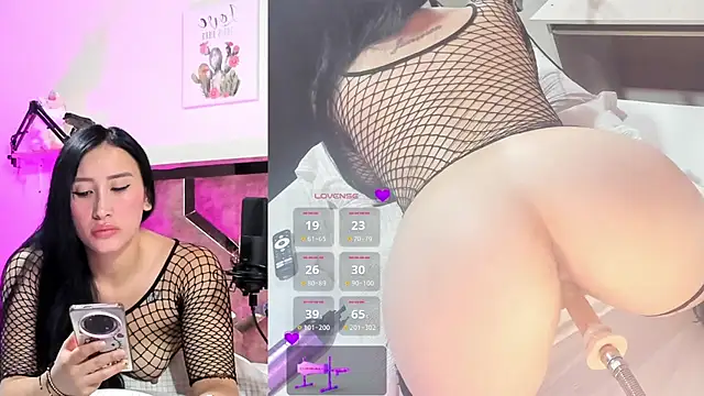 Snapshot of lili_moonn chatting on November 6, 2025, 10:52 am lili moonn online show from November 6, 2025, 10:52 am