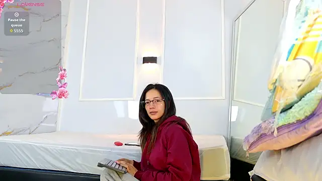 zorravioletta1 online show from April 12, 2026, 11:57 am