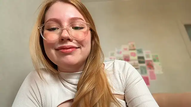 Snapshot of HoneyAudrey chatting on April 21, 2026, 2:25 am HoneyAudrey online show from April 21, 2026, 2:25 am