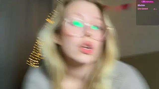 Snapshot of HoneyAudrey chatting on December 18, 2024, 3:37 am HoneyAudrey online show from December 18, 2024, 3:37 am
