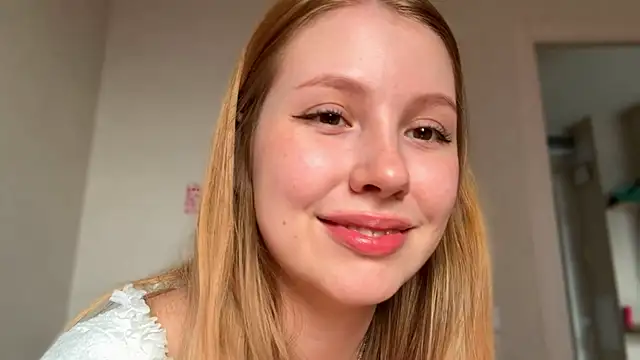 Snapshot of HoneyAudrey chatting on April 25, 2026, 2:14 am HoneyAudrey online show from April 25, 2026, 2:14 am